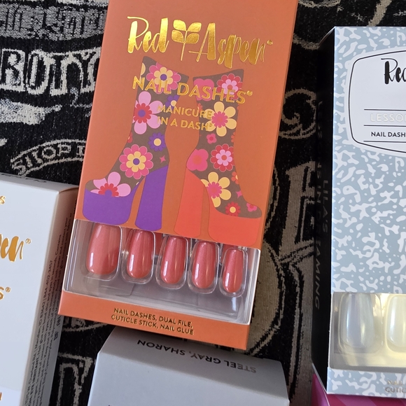 Red Aspen Press-On Nails Set - Multi-Color Collection - Picture 6 of 6